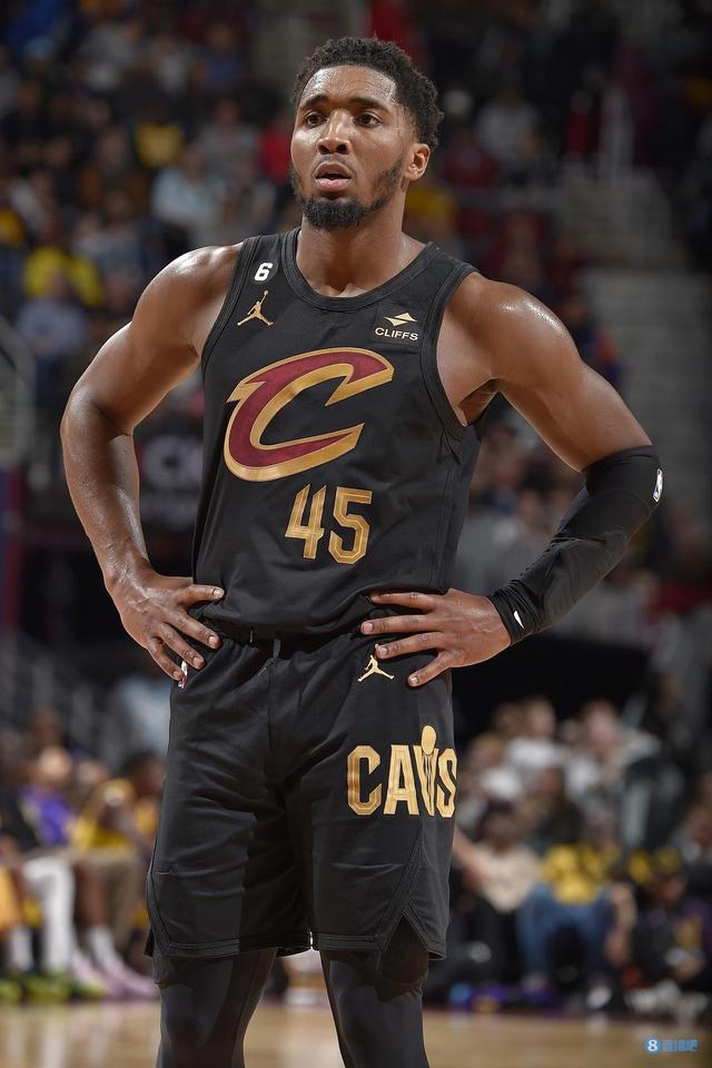 米切尔绝杀时刻,热火点燃赛场,狂砍50分迎来胜利! 米切尔绝杀时刻,热火点燃赛场,狂砍50分迎来胜利!