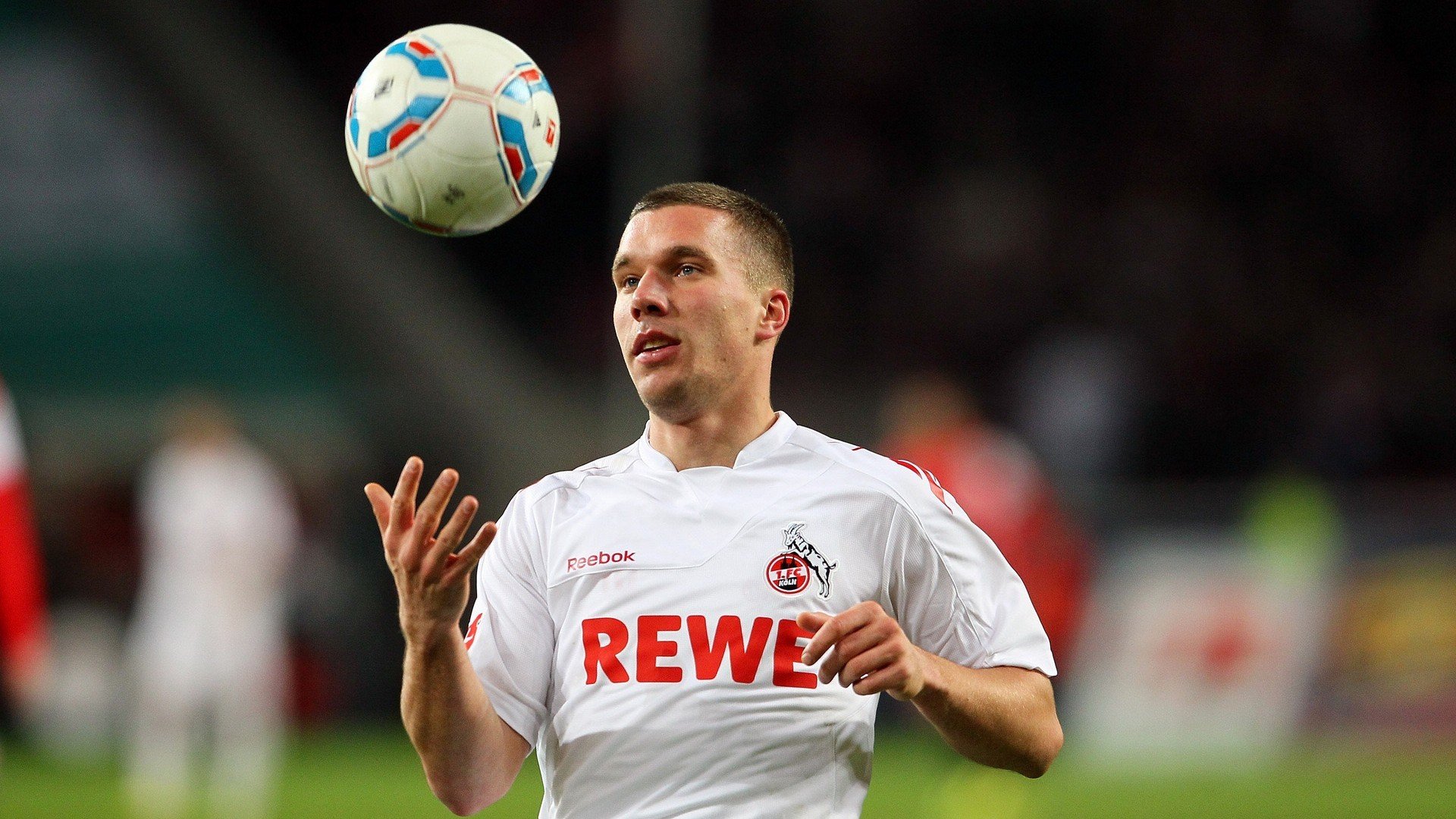 比赛规则变更首场状态出色,法国队观众沸腾!,萨拉赫重返赛场赢得满堂喝彩